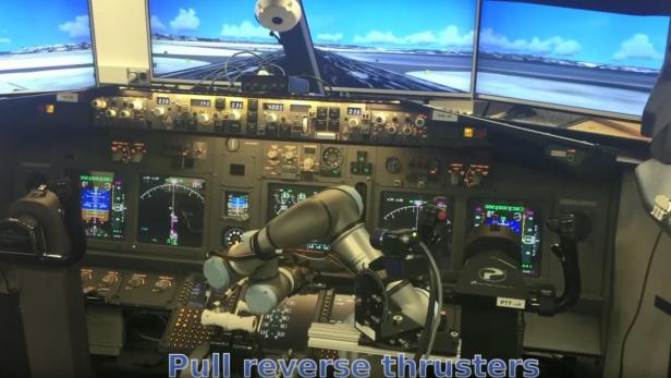 Der Roboter ALIAS am Co-Piloten-Sitz im Boeing-737-Flugsimulator