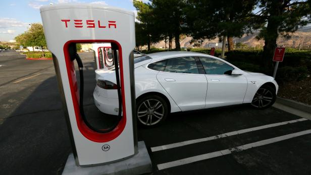 Tesla Model S an einer Supercharger-Station