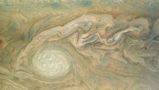 Dieses von Juno aufgenommene Bild zeigt einen Riesensturm am Jupiter, der &quot;kleiner roter Fleck&quot; getauft wurde.
