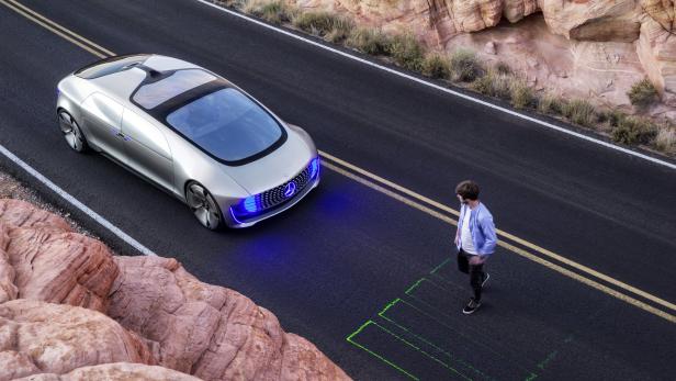 Dezente Lichtsignale an den Fahrzeugen könnten in Zukunft dabei helfen, dass sich Fußgänger wohler fühlen, wenn sie von selbstfahrenden Autos umgeben sind