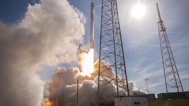 Die Falcon-9-Rakete ist mit dem gebrauchten Dragon-Transporter in Cape Canaveral gestartet