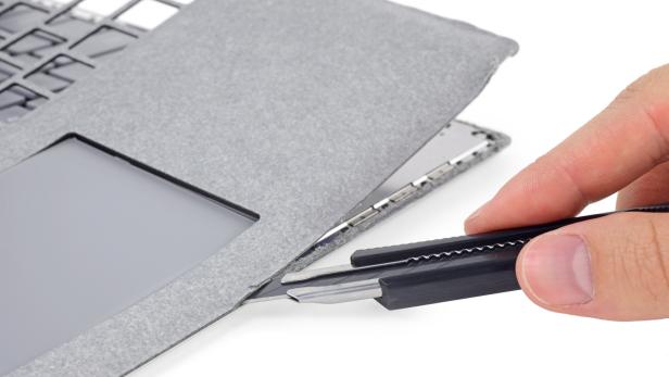 Der Surface Laptop von Microsoft kann von iFixit nur mit Messern geöffnet werden