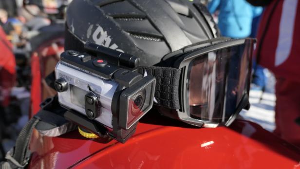 Beim Skifahren steckt man die Sony FDR-X3000 Actioncam besser in seine Plastk-Schutzhülle