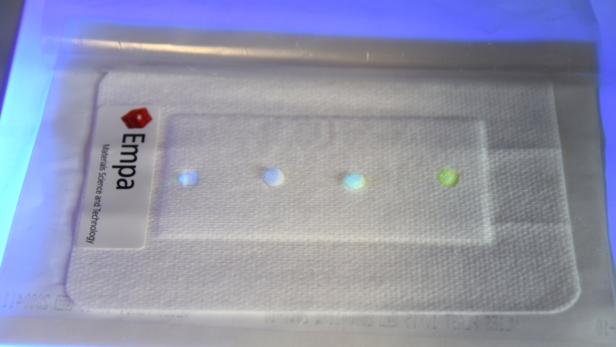 Die Messwerte des Sensor-Pflasters werden im UV-Licht angezeigt