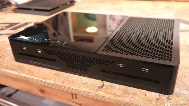 Die Xstation vereint Playstation und Xbox in einem Gerät