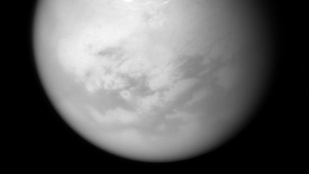 Titan ist kleiner als die Erde (0,4 mal Erdradius), aber größer als der Erdmond