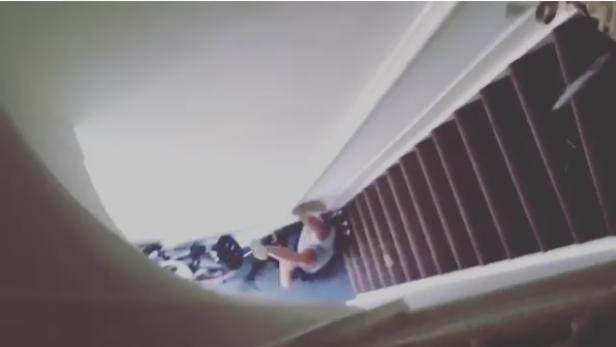 Das schockierende Video zeigt, wie ein Airbnb-Gast die Treppe hinuntergestoßen wird
