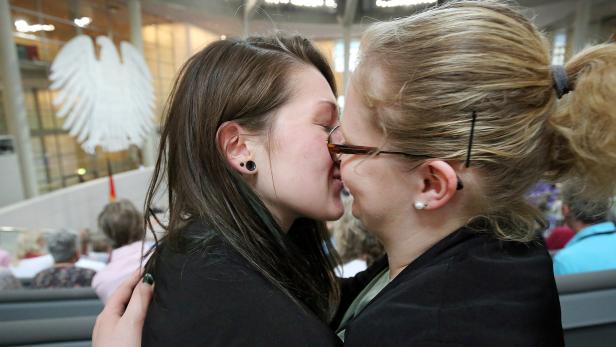 Mit Tränen in den Augen küssen sich zwei Frauen im Bundestag in Berlin nach der Abstimmung zu Eheschließung für Personen gleichen Geschlechts.