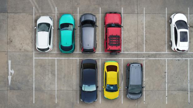 Wenn ein Auto falsch parkt, kann das oft für andere Verkehrsteilnehmer ärgerlich sein.