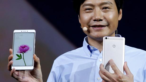 Lei Jun, Gründer und CEO von Xiaomi, mit dem neuen Smartphone Xiaomi Mi Max