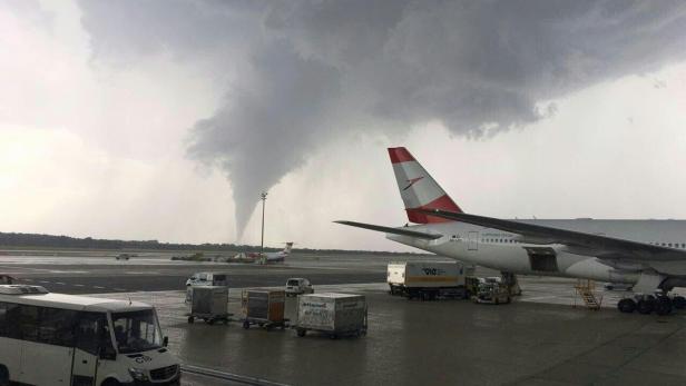 Der Tornado neben dem Flughafen Wien Schwechat bot ein visuelles Spektakel, war ansonsten aber harmlos