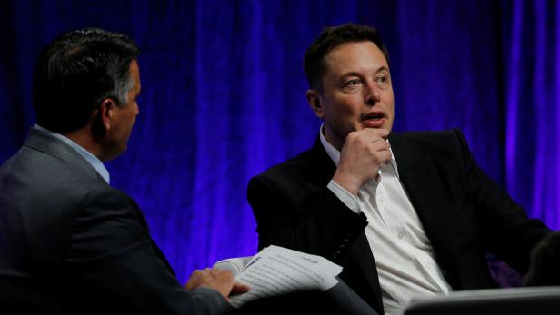 Elon Musk im Gespräch mit Brian Sandoval, dem Gouverneur von Nevada, beim NGA Summer Meeting in Providence, Rhode Island