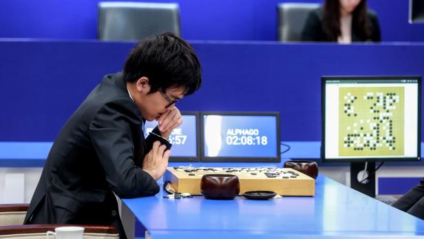 Der Erfolg der KI AlphaGo gegen Chinas 19-jähriges Go-Supertalent Ke Jie hat die chinesische Führung schwer beeindruckt