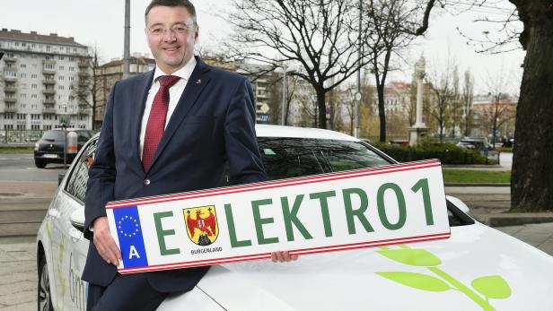 Verkehrsminister Jörg Leichtfried bei der Präsentation der grünen Kennzeichentafeln für Elektroautos im April 2017