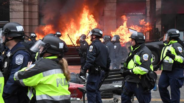 Bei den Protesten in Washington D.C. wurden auch Autos angezündet