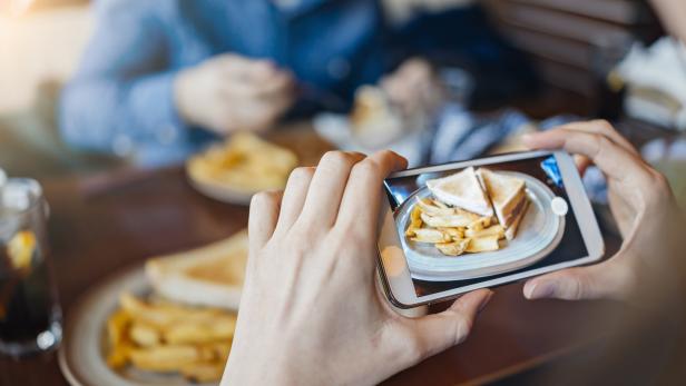 Wer selbst beim Familien-Abendessen das Smartphone nicht weglegen kann, ist ein schlechtes Vorbild für Kinder