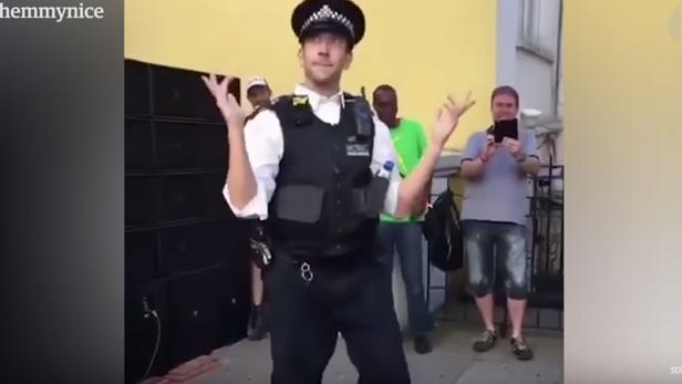 Dieser tanzende Polizist begeistert nicht nur die Besucher des Notting Hill Karneval in London