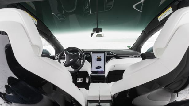 Die futurezone durfte einige Tage lang mit dem Tesla Model X durch die Gegend düsen. Der futuristische Innenraum beeindruckt beim ersten Betreten...