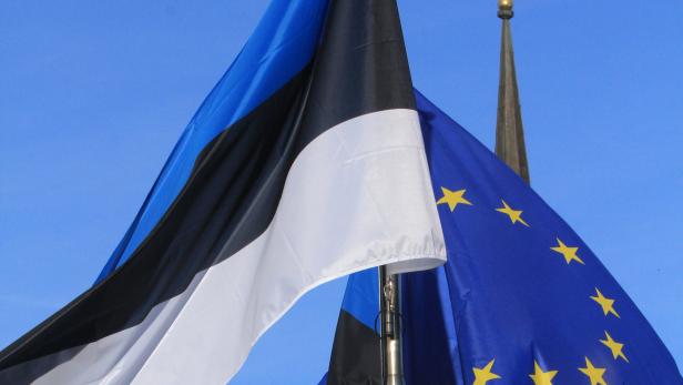 Die Flagge Estlands neben der EU-Flagge in Tallinn