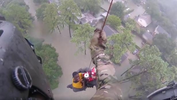 Nach dem Hurrikan Harvey mehrere Menschen aus überfluteten Gebieten. Die Actioncam filmt mit.