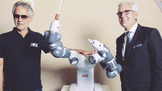 spunQ image #286167823 Der Roboter JuMi hat zum ersten Mal einen Auftritt dirigiert.