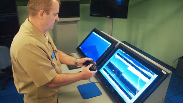 Ein Marine-Soldat testet die Steuerung duch den Xbox 360-Controller.