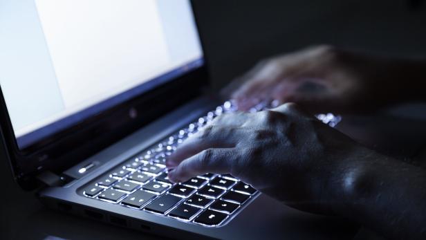 Hacker am Laptop