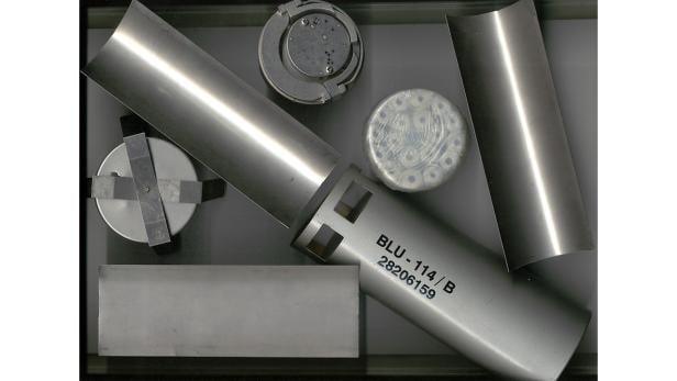 Ein Kanister einer BLU-114/B Graphitbombe, wie sie von der US-Armee eingesetzt wird