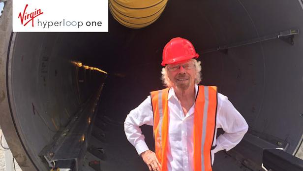 Richard Branson vor einer der 3,3 Meter breiten Röhren von Virgin Hyperloop One