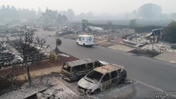 Postauto zwischen Brandruinen in Santa Rosa, Kalifornien