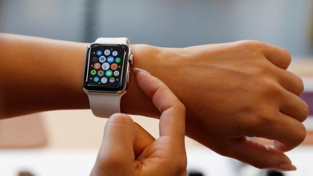 Seit der ersten Apple Watch im Jahr 2015 haben die Apple Designer kaum etwas am Erscheinungsbild der smarten Uhr geändert. Ganz im Gegenteil zum Innenleben. Die neueste Version des Mini-Computers für das Handgelenk kommt mit einem pfeilschnellen Prozessor, einem wasserdichten Gehäuse und einem integrierten LTE-Chip daher. Nutzer sind also endlich nicht mehr auf ihr iPhone angewiesen, um mit der Watch Nachrichten zu verschicken oder Anrufe entgegenzunehmen.