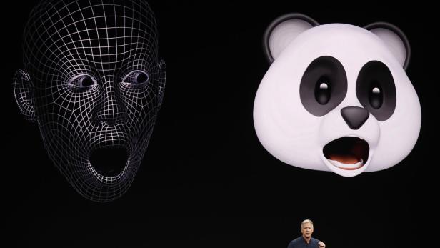 Apple Viezpräsident Phil Schiller zeigte bei der Präsentation des iPhone X im September auch die animierten Emoji, die mit dem Gerät kommen.