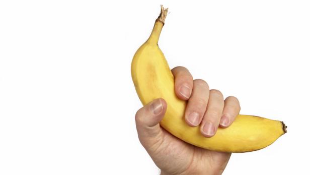 Eine Hand hält eine reife Banane