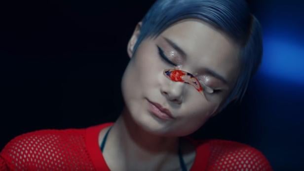 Künstliche Intelligenz von Intel half dabei, das Gesicht der chinesischen Sängerin Chris Lee in einem neuen Musikvideo zu animieren - hier mit einem Fisch, der quer über das Gesicht schwimmt