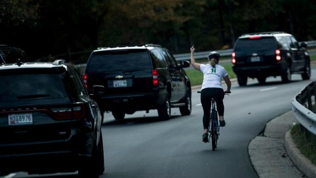 Die Mittelfinger-Geste einer Radfahrerin gegen Trump sorgt für Gesprächsstoff im Internet