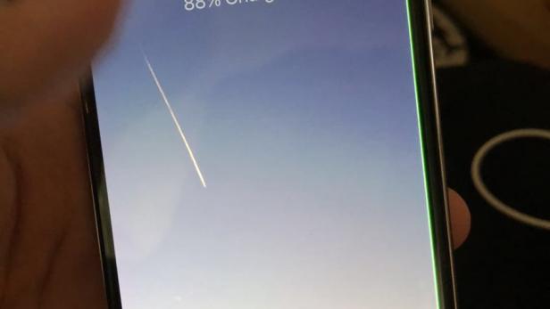 IPhone X mit grüner Linie im Display