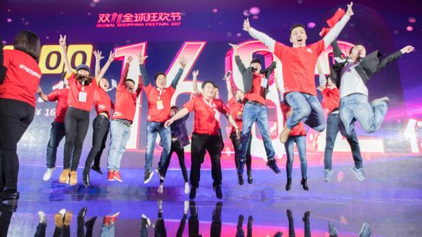 Angestellte von Alibaba feiern bei einem Live-Event den Rekordumsatz von 168 Milliarden Yuan