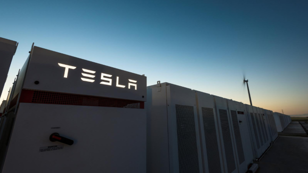 Tesla hat die weltgrößte Batterie in Australien in Betrieb genommen
