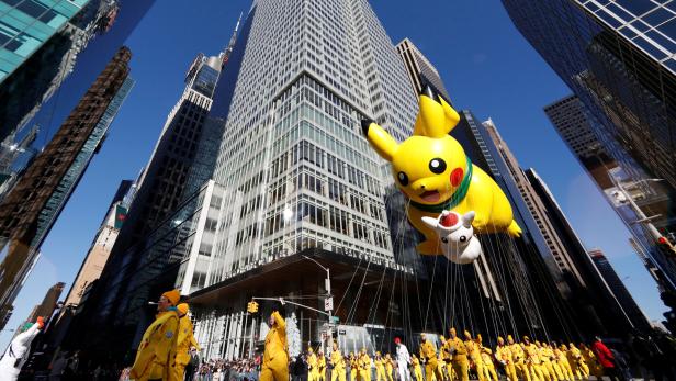 Ein Pikachu-Ballon bei einer Straßenparade