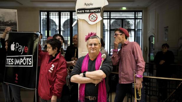 Aktivisten bei der Besetzung des Apple Store in Paris