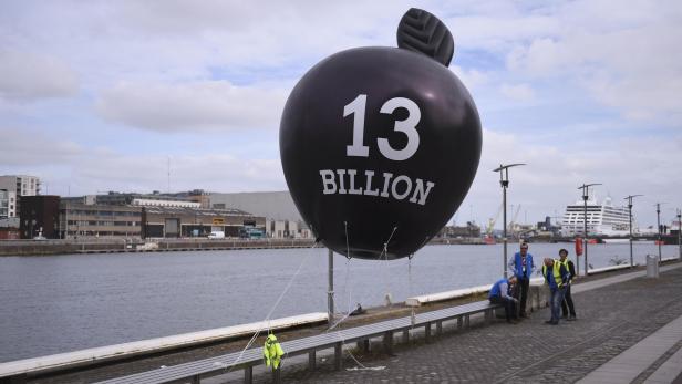 Demonstranten in Dublin, die für die Rückzahlung der 13 Milliarden Euro von Apple sind