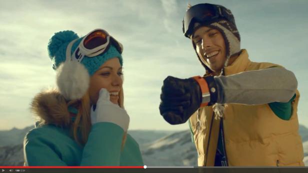 Laut Samsung erhöht die Galaxy Gear die Erfolgsquote beim Flirten im Skiurlaub dramatisch.