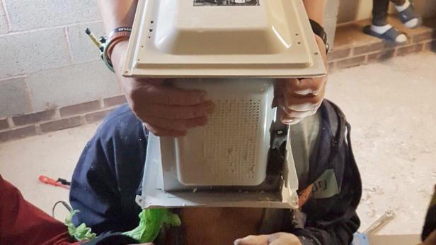 Die Feuerwehr befreite einen Mann, der seinen Kopf in einer Mikrowelle betonierte