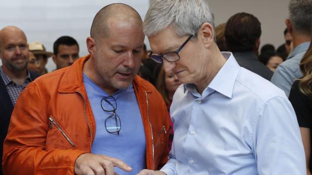 Apple CEO Tim Cook (re.) mit Jonathan &quot;Jony&quot; Ive (li.)