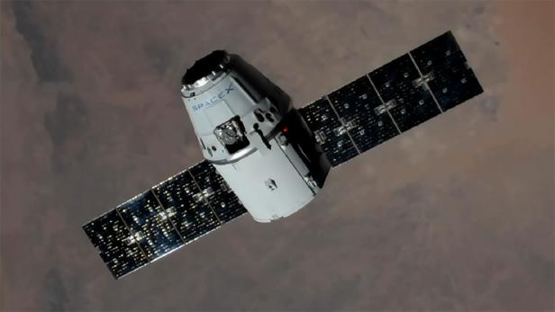 SpaceX Dragon Raumkapsel im Anflug zur ISS