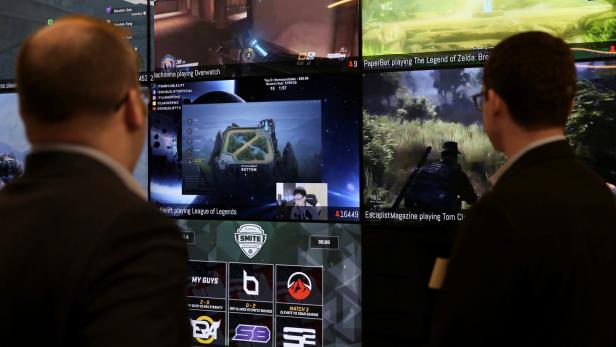Mehrere parallele Gaming-Streams auf einem großen Display in der Unternehmenszentrale von Twitch in San Francisco