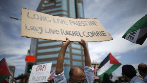 Ein Aktivist demonstrierte für Rachel Corrie.