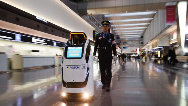 Roboter weisen am Flughafen in Tokio den Weg