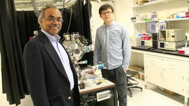 University of Alberta Forscher Thomas Thundat mit seinem Doktoratsstudenten Jun Liu