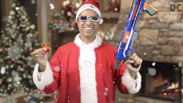 Ajit Pai als Weihnachtsmann mit Fidget Spinner und Nerf Gun in einem Anti-Netzneutralität-Video